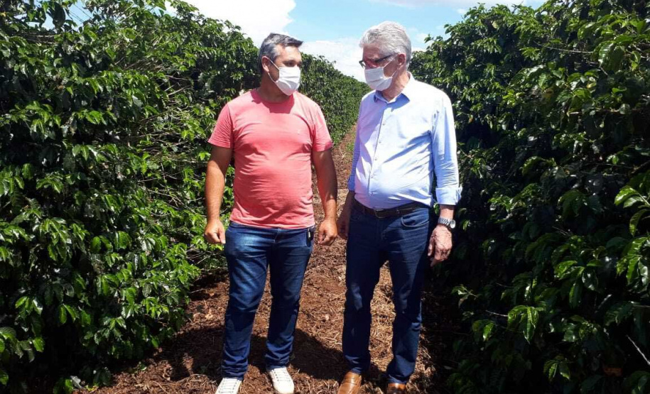 Entrega de pavimentação de estrada rural e de máquinas, caminhão e equipamentos para cooperativas de agricultura familiar, inauguração de cozinha comunitária. Estas foram algumas das ações dos secretários estaduais da Agricultura e do Abastecimento, Norberto Ortigara, e do Planejamento e Projetos Estruturantes, Valdemar Bernardo Jorge, na semana passada na região do Norte Pioneiro. - Curitiba, 08/11/2021 - Foto: SEAB