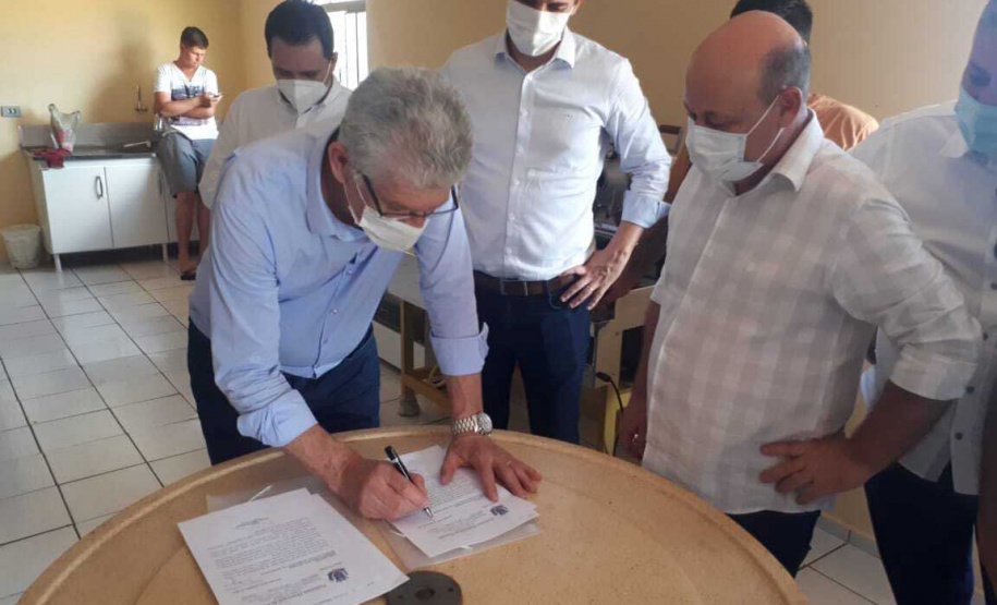 Entrega de pavimentação de estrada rural e de máquinas, caminhão e equipamentos para cooperativas de agricultura familiar, inauguração de cozinha comunitária. Estas foram algumas das ações dos secretários estaduais da Agricultura e do Abastecimento, Norberto Ortigara, e do Planejamento e Projetos Estruturantes, Valdemar Bernardo Jorge, na semana passada na região do Norte Pioneiro. - Curitiba, 08/11/2021 - Foto: SEAB