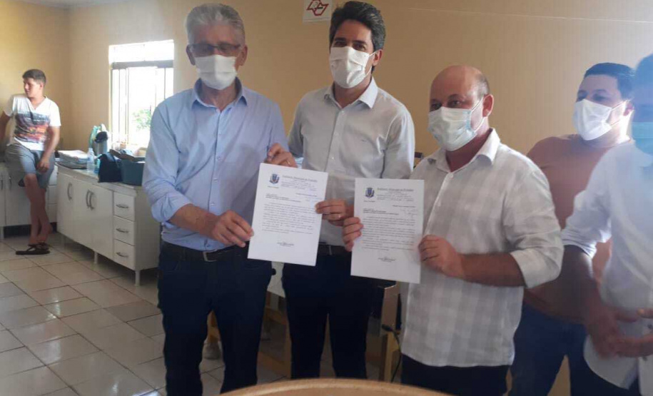 Entrega de pavimentação de estrada rural e de máquinas, caminhão e equipamentos para cooperativas de agricultura familiar, inauguração de cozinha comunitária. Estas foram algumas das ações dos secretários estaduais da Agricultura e do Abastecimento, Norberto Ortigara, e do Planejamento e Projetos Estruturantes, Valdemar Bernardo Jorge, na semana passada na região do Norte Pioneiro. - Curitiba, 08/11/2021 - Foto: SEAB