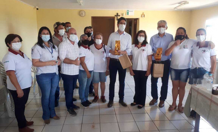 Entrega de pavimentação de estrada rural e de máquinas, caminhão e equipamentos para cooperativas de agricultura familiar, inauguração de cozinha comunitária. Estas foram algumas das ações dos secretários estaduais da Agricultura e do Abastecimento, Norberto Ortigara, e do Planejamento e Projetos Estruturantes, Valdemar Bernardo Jorge, na semana passada na região do Norte Pioneiro. - Curitiba, 08/11/2021 - Foto: SEAB