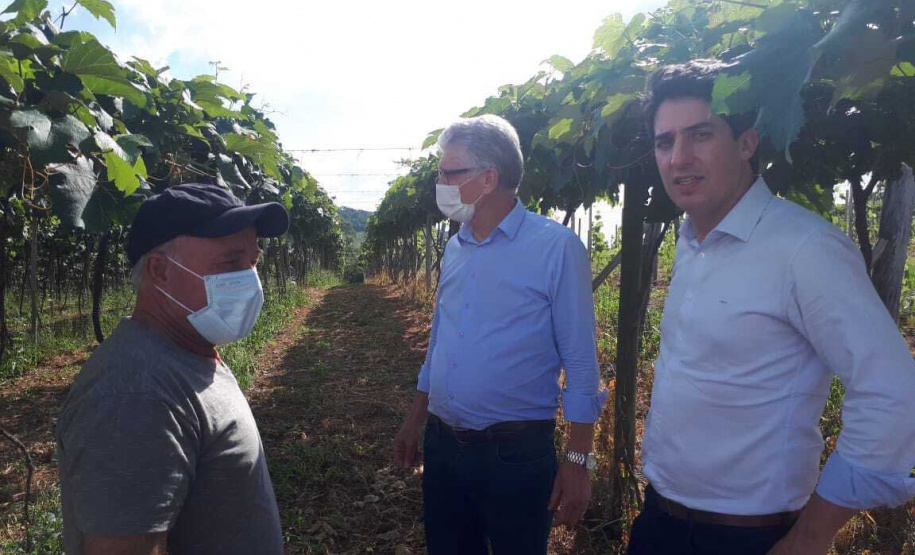 Entrega de pavimentação de estrada rural e de máquinas, caminhão e equipamentos para cooperativas de agricultura familiar, inauguração de cozinha comunitária. Estas foram algumas das ações dos secretários estaduais da Agricultura e do Abastecimento, Norberto Ortigara, e do Planejamento e Projetos Estruturantes, Valdemar Bernardo Jorge, na semana passada na região do Norte Pioneiro. - Curitiba, 08/11/2021 - Foto: SEAB