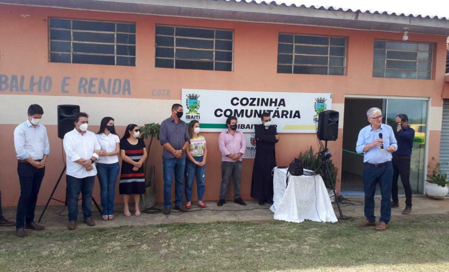 Entrega de pavimentação de estrada rural e de máquinas, caminhão e equipamentos para cooperativas de agricultura familiar, inauguração de cozinha comunitária. Estas foram algumas das ações dos secretários estaduais da Agricultura e do Abastecimento, Norberto Ortigara, e do Planejamento e Projetos Estruturantes, Valdemar Bernardo Jorge, na semana passada na região do Norte Pioneiro. - Curitiba, 08/11/2021 - Foto: SEAB