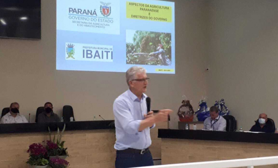 Entrega de pavimentação de estrada rural e de máquinas, caminhão e equipamentos para cooperativas de agricultura familiar, inauguração de cozinha comunitária. Estas foram algumas das ações dos secretários estaduais da Agricultura e do Abastecimento, Norberto Ortigara, e do Planejamento e Projetos Estruturantes, Valdemar Bernardo Jorge, na semana passada na região do Norte Pioneiro. - Curitiba, 08/11/2021 - Foto: SEAB