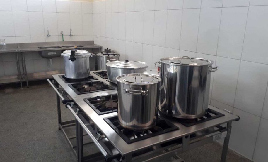 Entrega de pavimentação de estrada rural e de máquinas, caminhão e equipamentos para cooperativas de agricultura familiar, inauguração de cozinha comunitária. Estas foram algumas das ações dos secretários estaduais da Agricultura e do Abastecimento, Norberto Ortigara, e do Planejamento e Projetos Estruturantes, Valdemar Bernardo Jorge, na semana passada na região do Norte Pioneiro. - Curitiba, 08/11/2021 - Foto: SEAB