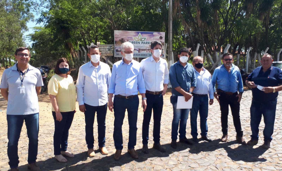 Entrega de pavimentação de estrada rural e de máquinas, caminhão e equipamentos para cooperativas de agricultura familiar, inauguração de cozinha comunitária. Estas foram algumas das ações dos secretários estaduais da Agricultura e do Abastecimento, Norberto Ortigara, e do Planejamento e Projetos Estruturantes, Valdemar Bernardo Jorge, na semana passada na região do Norte Pioneiro. - Curitiba, 08/11/2021 - Foto: SEAB
