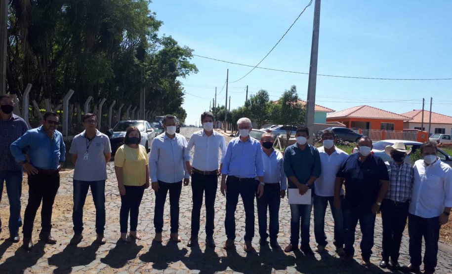 Entrega de pavimentação de estrada rural e de máquinas, caminhão e equipamentos para cooperativas de agricultura familiar, inauguração de cozinha comunitária. Estas foram algumas das ações dos secretários estaduais da Agricultura e do Abastecimento, Norberto Ortigara, e do Planejamento e Projetos Estruturantes, Valdemar Bernardo Jorge, na semana passada na região do Norte Pioneiro. - Curitiba, 08/11/2021 - Foto: SEAB