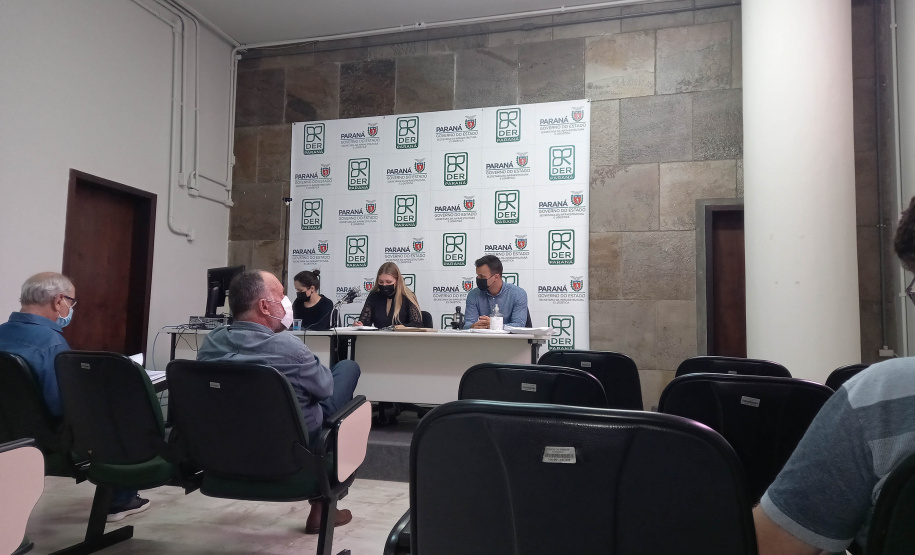 Abertura de envelopes com documentos de habilitação das participantes na licitação da conservação do anel de integração - lotes 2 e 3  -  Curitiba, 08/11/2021 - Foto: DER