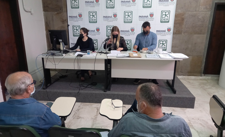 Abertura de envelopes com documentos de habilitação das participantes na licitação da conservação do anel de integração - lotes 2 e 3  -  Curitiba, 08/11/2021 - Foto: DER