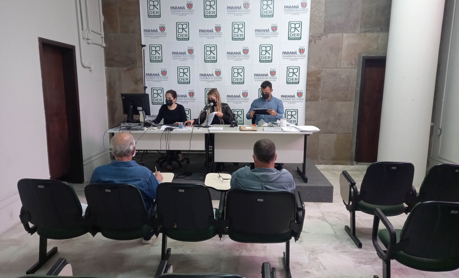 Abertura de envelopes com documentos de habilitação das participantes na licitação da conservação do anel de integração - lotes 2 e 3  -  Curitiba, 08/11/2021 - Foto: DER