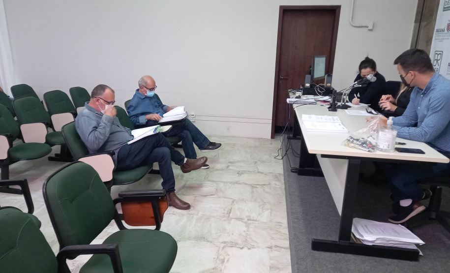 Abertura de envelopes com documentos de habilitação das participantes na licitação da conservação do anel de integração - lotes 2 e 3  -  Curitiba, 08/11/2021 - Foto: DER