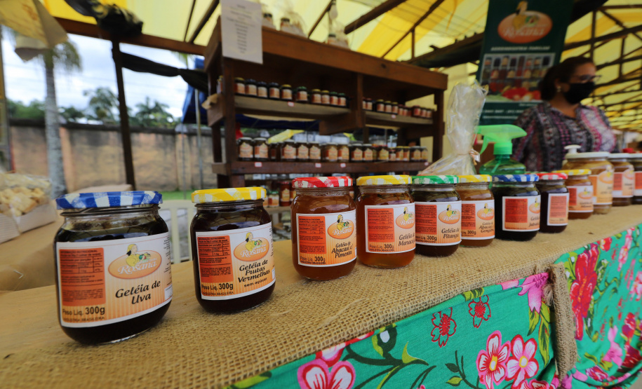 VRS Mata Atlântica ? Litoral Paraná - Apresentação do projeto em Morretes  e conversa com os produtores locais. Na foto produtora Rosana Robassa na feira de produtos    -  Foto: Geraldo Bubniak/AEN