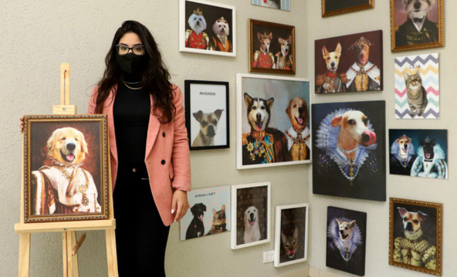 Uma das empreendedoras beneficiadas pelo crédito da Fomento Paraná é a Giovanna Sabatke, que criou uma marca de produtos para animais de estimação. Ela abriu a empresa no início da pandemia, vendendo quadros e camisetas personalizados para todo o Brasil -  Curitiba, 20/07/2021  -  Foto: Ari Dias