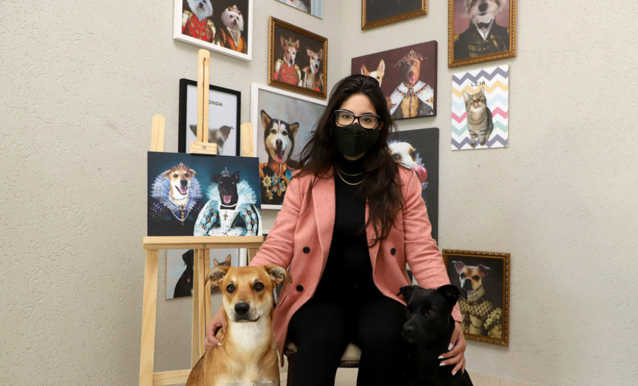 Uma das empreendedoras beneficiadas pelo crédito da Fomento Paraná é a Giovanna Sabatke, que criou uma marca de produtos para animais de estimação. Ela abriu a empresa no início da pandemia, vendendo quadros e camisetas personalizados para todo o Brasil -  Curitiba, 20/07/2021  -  Foto: Ari Dias