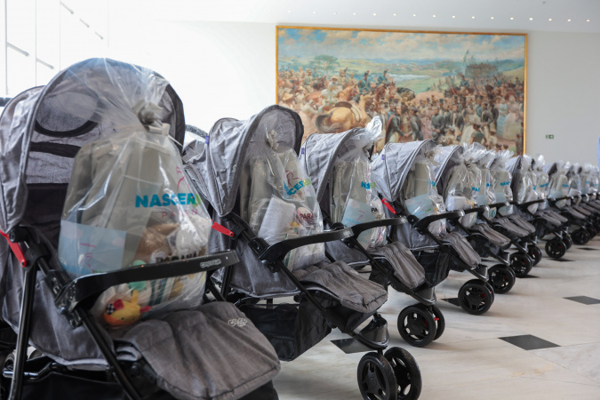 Governo inicia na semana que vem entrega de kits para recém-nascidos com carrinho de bebê